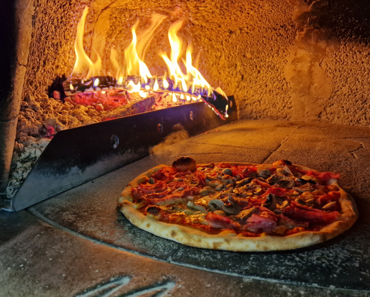 Holzofen-Pizza in der Industriegarage AG